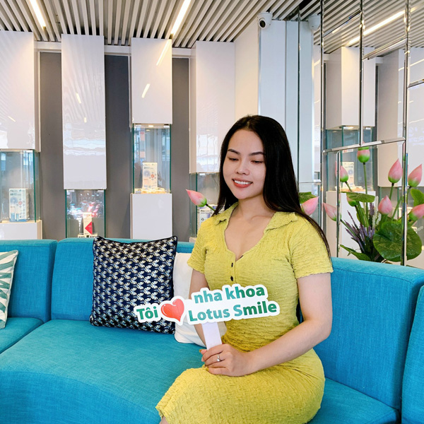 Khách hàng nữ bọc răng sứ tại Lotus Smile Dental kach-hang-10-1